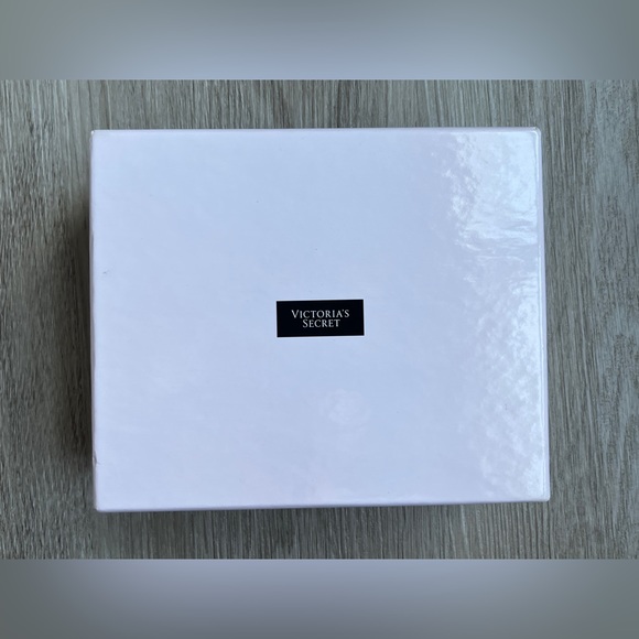 Victoria’s Secret | ‘Love Me’ Bracelet Gift Set - Picture 6 of 7